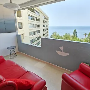 Centre Beachfront & Pool Apartment