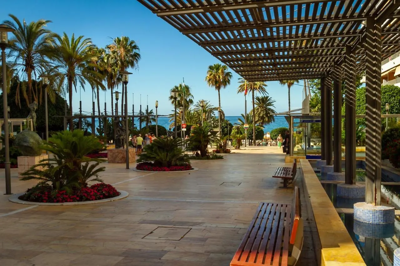 Marbella Banus Suites - Marbella Beach Front Suite Apartment
